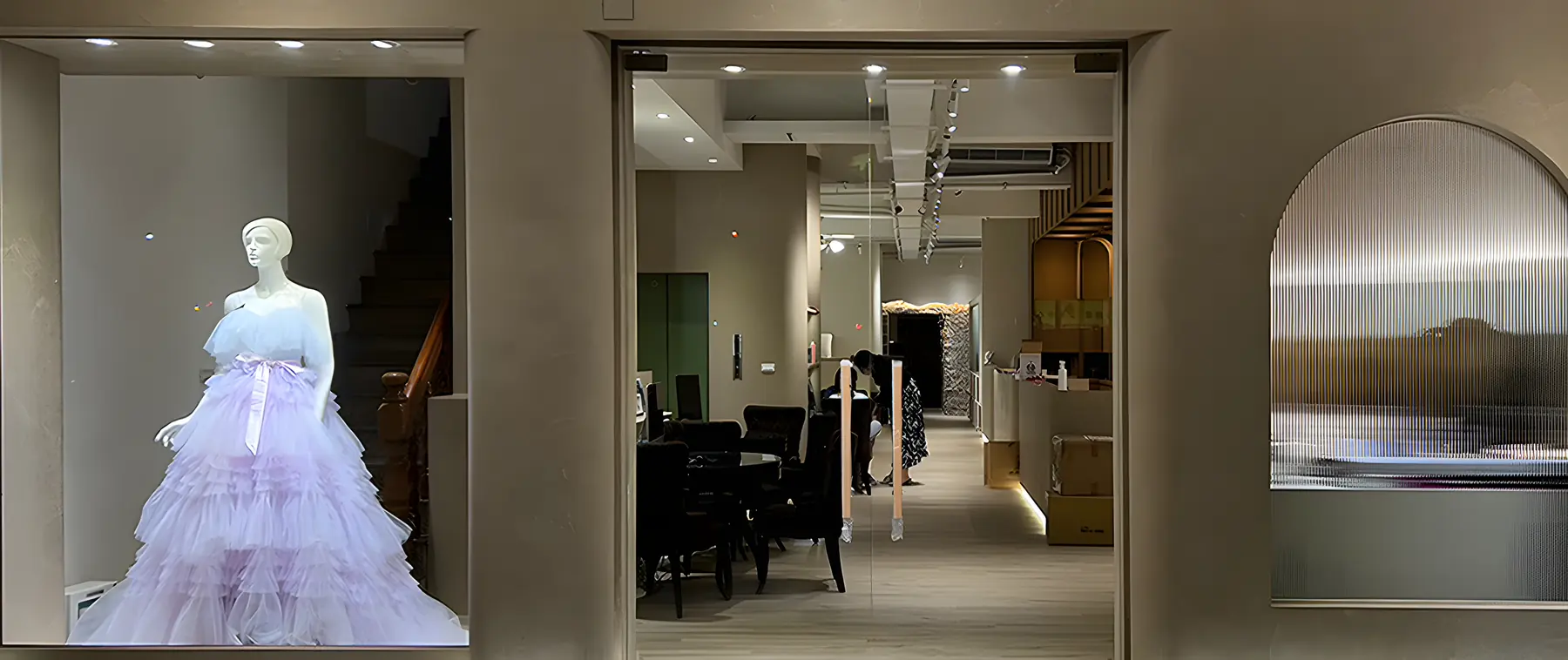 優室比技師團隊施作的藝術塗料店面實景，灰色手抹牆面延伸到拱形窗與入口